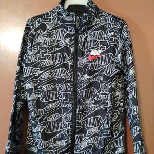 KIDS 5-6 YEARS NIKE JACKET-ALL OVER NIKE PRINT-FULL FRONT ZIP-BLACK/WHITE